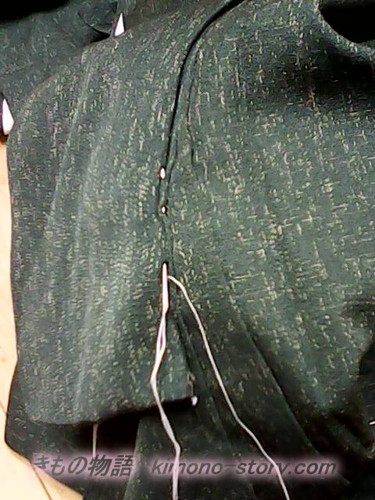 共衿（掛け衿）とは・付け替え方法を詳しく解説しました・糸が見えないように縫います