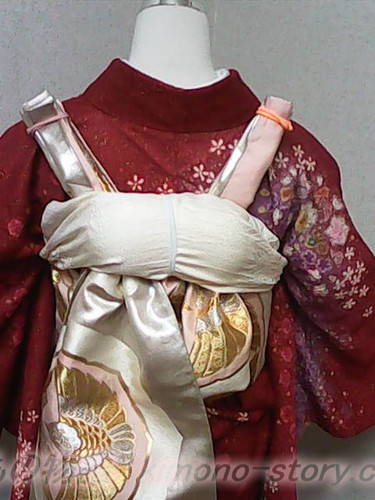 ふくら雀（袋帯）の結び方を詳しく解説・伝統と格式のある帯結びを、ひだを左右に帯枕をおく