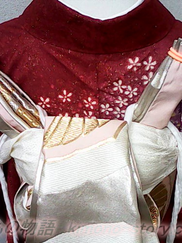 ふくら雀（袋帯）の結び方を詳しく解説・伝統と格式のある帯結びを、箱ひだにひもをかけて背中に密着させる