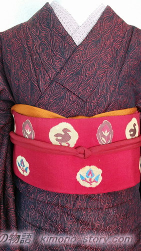 着物コーディネート紬（つむぎ）・40代以降のおしゃれ着の例・赤とこげ茶色の紬の着物
