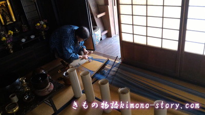 藍染めの木綿の反物ができるまで・制作工程（愛知県三州足助屋敷）藍染めのたて糸を整える人
