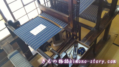 藍染めの木綿の反物ができるまで・制作工程（愛知県三州足助屋敷）藍染めの反物を織っているところ