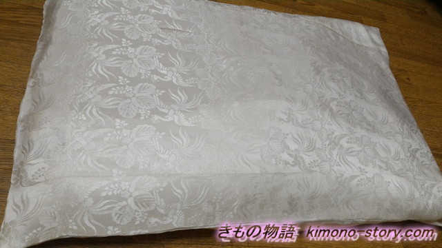 着物生地からリメイク・絹シルクの枕カバー二つを製作枕にかけました