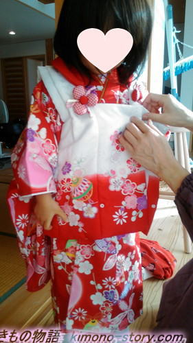 三歳女の子晴れ着の着せ方・被布を着せスナップボタンをとめる
