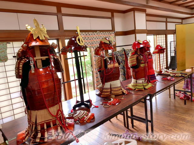 愛知県清須市の清須城で試着できる甲冑が並ぶ