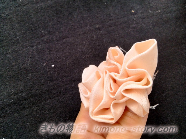 着物の布からバラの花を作る　縫った方の端（底）をそろえて丸める