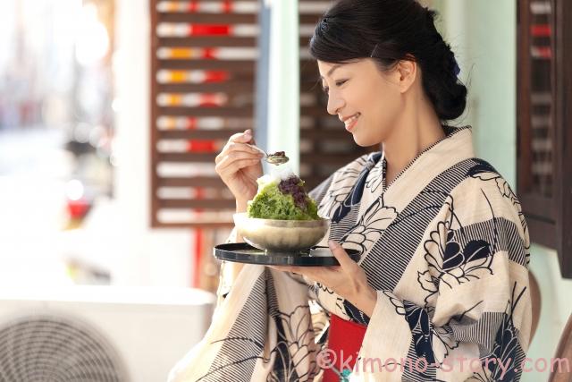 浴衣 女性 かき氷
