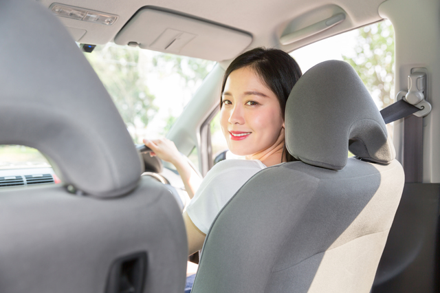 女性　車