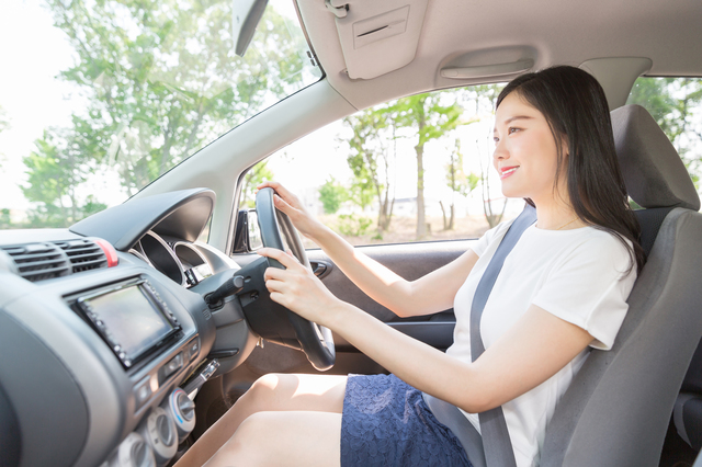 女性　車