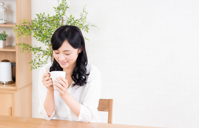 女性　お茶飲む