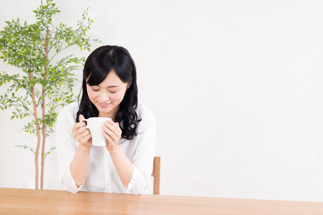 女性　お茶飲む